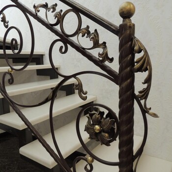 Металлический каркас для лестниц с коваными элементами - Кованые изделия
